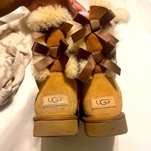 Bailey Bow Uggs (size 9 women’s)